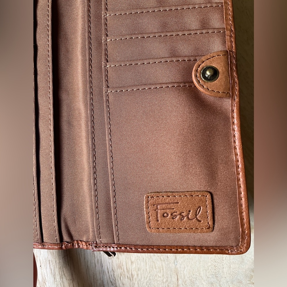 FOSSIL leather wallet, Never Used, Like New, Leaf Pattern embossed - Picture 6 of 7
